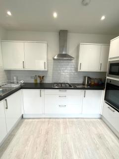 The Roxy Retreat 3 Bed in Aberdare - Mountain Ash - 5