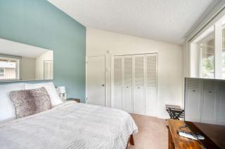 Mt Hood Village Condo - Cozy Retreat with Fireplace - Mount Hood Village - 2