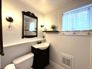 Cottage 1-2 - 2 Bedroom / 1 Bath End Unit - Wolfeboro - 4