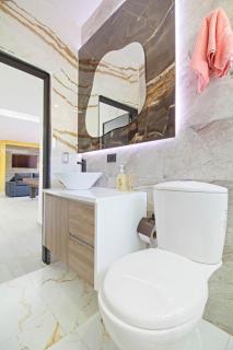 2 bedroom top floor with pool table, 1 block from Lleras park p9 - - 6