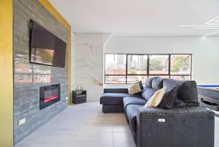 2 bedroom top floor with pool table, 1 block from Lleras park p9 - - 4