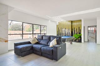 2 bedroom top floor with pool table, 1 block from Lleras park p9 - - 3