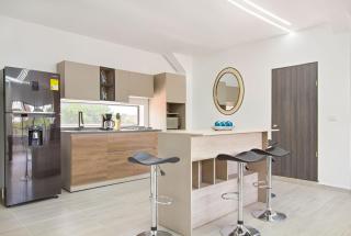 2 bedroom top floor with pool table, 1 block from Lleras park p9 - - 1