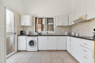 Coral Bay Avenue Villa by Vichy Holidays - Paphos - 5