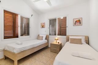 Coral Bay Avenue Villa by Vichy Holidays - Paphos - 6