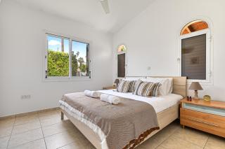 Coral Bay Avenue Villa by Vichy Holidays - Paphos - 7
