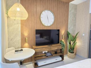 Luxury Apartment in Al Jada Wooden Theme by BlueCloud holidays - Sharjah - 0