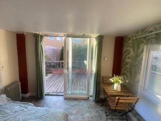 Studio-Sleeps 2 free parking-garden-near shops - Bristol - 6