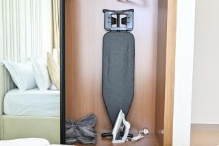 Modern 1BR Fully Furnished with Balcony and Gym - 4