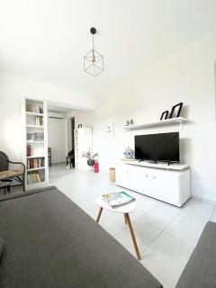 New Sea Escape Boutique Apt-Agii Aposto li beach - 9