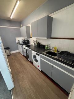2 Bed Apartment Near Yeovil Hospital and Leonardo - Yeovil - 7