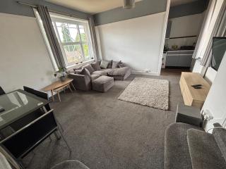 2 Bed Apartment Near Yeovil Hospital and Leonardo - Yeovil - 5