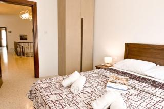 Mediterranean Hostel Villa - - 1