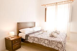 Mediterranean Hostel Villa - - 2