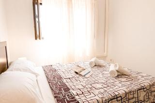 Mediterranean Hostel Villa - - 9