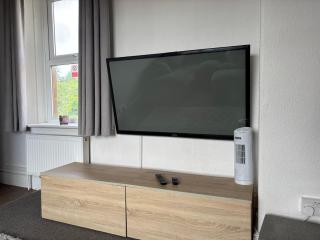 2 Bed Apartment Near Yeovil Hospital and Leonardo - Yeovil - 9