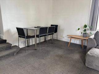 2 Bed Apartment Near Yeovil Hospital and Leonardo - Yeovil - 8