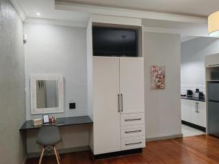 3 Cradock Road - - 4
