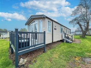 Homely Caravan With Decking And Wifi In Lowestoft Ref 12097B - Lowestoft - 0
