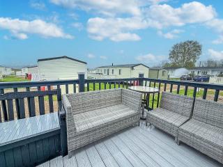 Homely Caravan With Decking And Wifi In Lowestoft Ref 12097B - Lowestoft - 1