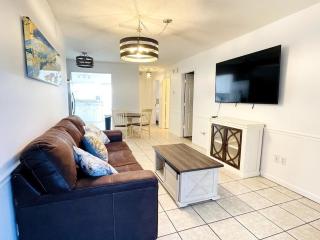 Spacious duplex short walk to the beach shared Pool - Myrtle Beach - 7