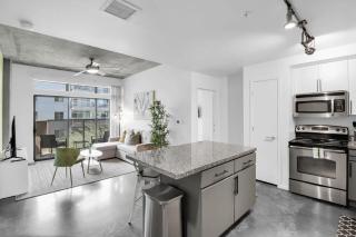 Centric 2BR In HEART of DTPHX Free Garage Parking - 4