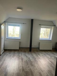 Geräumige 4 Zimmer Ferienwohnung mit Balkon mit separatem Eingang ideal für Handwerker - Niederdorla - 4