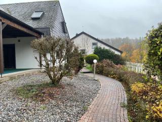 Geräumige 4 Zimmer Ferienwohnung mit Balkon mit separatem Eingang ideal für Handwerker - Niederdorla - 3