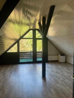 Geräumige 4 Zimmer Ferienwohnung mit Balkon mit separatem Eingang ideal für Handwerker - Niederdorla - 2