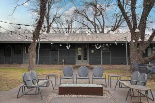 Canary Haus Walk to Main Pet friendly Firepit - Fredericksburg - 7