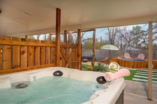 Close to Main Hot tub Cowboy Pool Fire Pit - Fredericksburg - 7