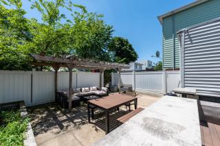 Jersey City Retreat w Private Backyard Bonfire Near NYC - Jersey City - 2