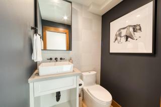 Splendid at Chamberlands by Tahoe Getaways - Chamberlands HOA, Private Hot Tub & Walk to Lake Tahoe - 3