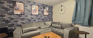 THE LAW - 4 Rooms 5 Beds with TV's and Fans, BRAND NEW FURNITURE, FRESHLY REDECORATED Rooms JUNE 2025, Free Parking, Fully Equipped, Group Favourite, 5 mins TO CENTRE - Long Stays, INVOICE and REDUCED PRICE are only by SUNRISE SHORT LETS Dundee - Dundee - 1