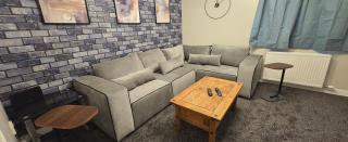 THE LAW - 4 Rooms 5 Beds with TV's and Fans, BRAND NEW FURNITURE, FRESHLY REDECORATED Rooms JUNE 2025, Free Parking, Fully Equipped, Group Favourite, 5 mins TO CENTRE - Long Stays, INVOICE and REDUCED PRICE are only by SUNRISE SHORT LETS Dundee - Dundee - 0