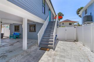 130 Tiki Tides: 2BR w/ Outdoor Tiki Bar! - Fort Myers Beach - 2