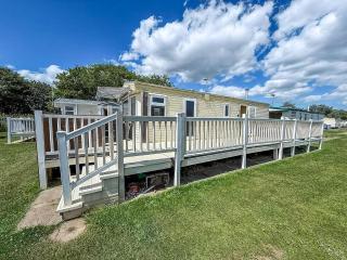 Fantastic 4 Berth Caravan In Skegness With Private Hot Tub Ref 96023H - Skegness - 0