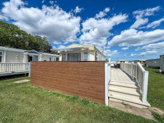 Fantastic 4 Berth Caravan In Skegness With Private Hot Tub Ref 96023H - Skegness - 4