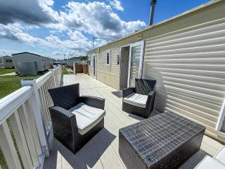 Fantastic 4 Berth Caravan In Skegness With Private Hot Tub Ref 96023H - Skegness - 1