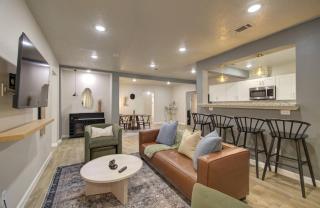 Charming Ranch Steps to UH | Fire Pit | Big Yard - Houston - 0