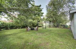 Charming Ranch Steps to UH | Fire Pit | Big Yard - Houston - 7