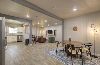 Charming Ranch Steps to UH | Fire Pit | Big Yard - Houston - 6
