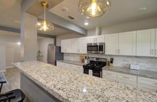 Charming Ranch Steps to UH | Fire Pit | Big Yard - Houston - 5