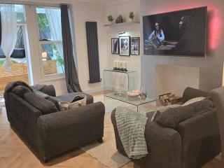 Stunning 3-bedroom, 2-bathroom, Garden & Hot Tub, West Kensington - Londra - 5