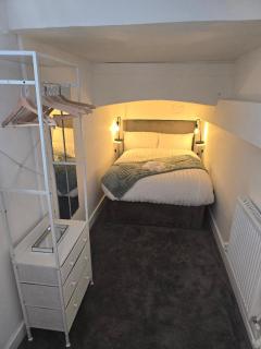 Stunning 3-bedroom, 2-bathroom, Garden & Hot Tub, West Kensington - Londra - 1
