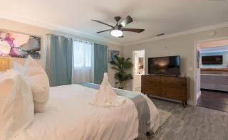 Sunlit Escape 3BR and 2BA with Private Pool and Backyard - 5