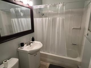 Fully Furnished 2BR with Free Parking Near Downtown and University of Calgary - Calgary - 8