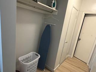 Fully Furnished 2BR with Free Parking Near Downtown and University of Calgary - Calgary - 3