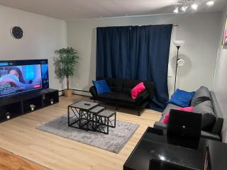 Fully Furnished 2BR with Free Parking Near Downtown and University of Calgary - Calgary - 1
