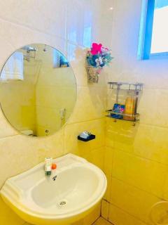 Central Beautiful & peaceful Private bedroom AC, Very fast WiFi 1 - Dar es Salaam - 2